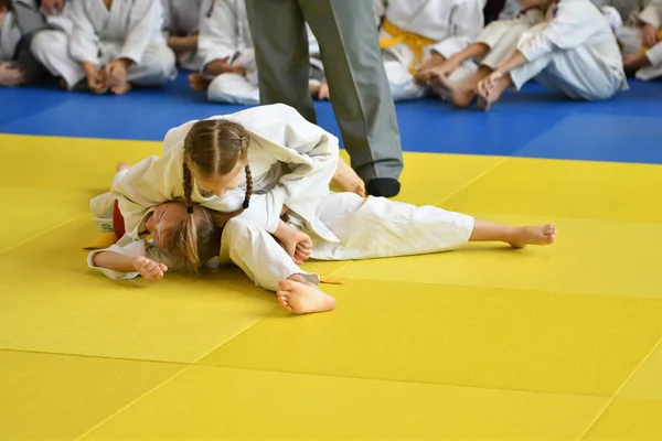 Orenburg, Rusia - 05 de noviembre de 2016: Las niñas compiten en Judo —  Fotos de Stock
