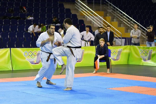 Orenburg, Rusland - 5 maart 2017 jaar: jongens concurreren in karate — Stockfoto