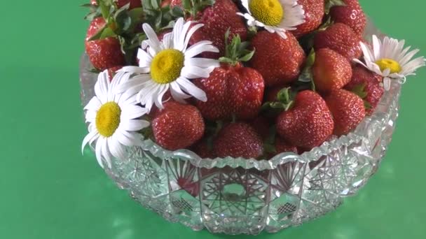 草莓和花雏菊 — 图库视频影像