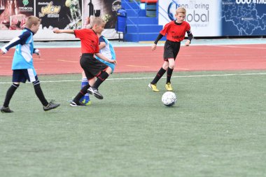 Orenburg, Rusya Federasyonu - 2017 yıl 28, Mayıs: çocuklar futbol oynamak