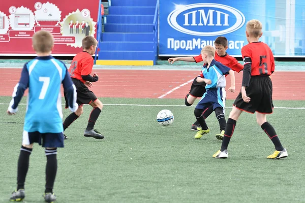 Orenburg, Rusya Federasyonu - 2017 yıl 28, Mayıs: çocuklar futbol oynamak — Stok fotoğraf