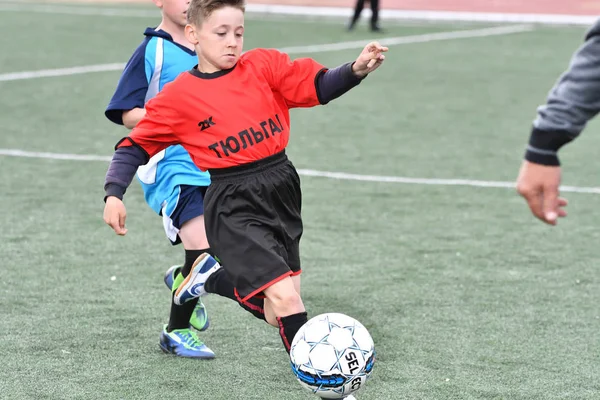 Orenburg, Russia - 28 maggio 2017 anno: I ragazzi giocano a calcio — Foto Stock