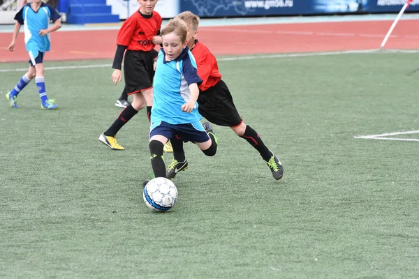 Orenburg, Rusya Federasyonu - 2017 yıl 28, Mayıs: çocuklar futbol oynamak