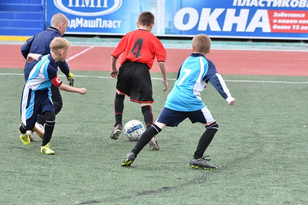 Orenburg, Russie - 28 mai 2017 année : Les garçons jouent au football — Photo