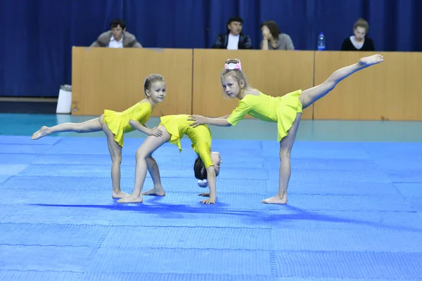 Orenburg, Rússia, 26-27 de maio de 2017 anos: Juniores competem em acrobacia esportiva — Fotografia de Stock