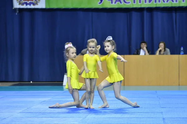 Orenburg, Rússia, 26-27 de maio de 2017 anos: Juniores competem em acrobacia esportiva — Fotografia de Stock