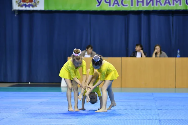 Orenburg, Rússia, 26-27 de maio de 2017 anos: Juniores competem em acrobacia esportiva — Fotografia de Stock