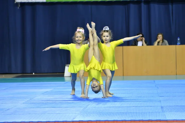Orenburg, Russie, 26-27 mai 2017 ans : Les Juniors concourent en acrobatie sportive — Photo