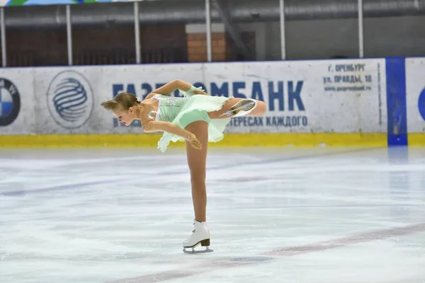 Orenburg, Oroszország - 2017. március 25. év: lányok versenyeznek műkorcsolya — Stock Fotó