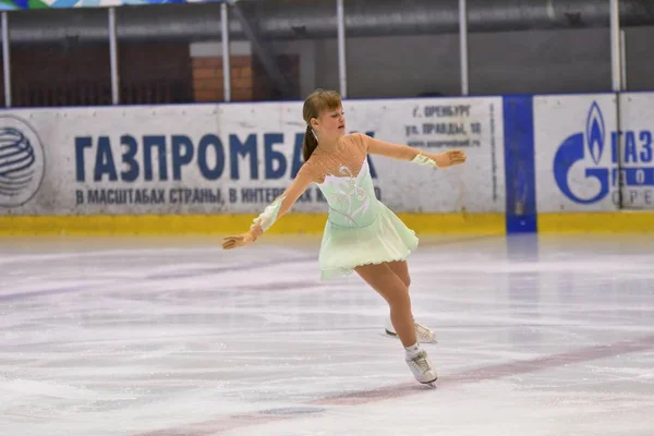 Orenburg, Rusland - 25 maart, 2017 jaar: meisjes concurreren in kunstschaatsen — Stockfoto