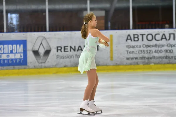 Orenburg, Rússia - 25 de março de 2017 ano: As meninas competem na patinação artística — Fotografia de Stock