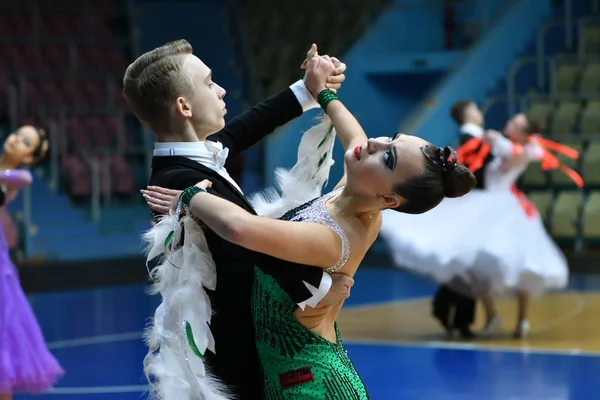 Orenburg, Rusland - 11 December 2016: Meisje en jongen dansen — Stockfoto