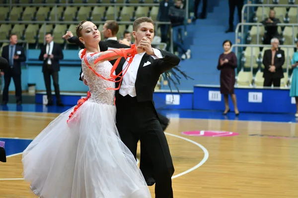 Orenburg, Federacja Rosyjska - 11 grudnia 2016 roku: Dziewczyna i chłopak, taniec — Zdjęcie stockowe