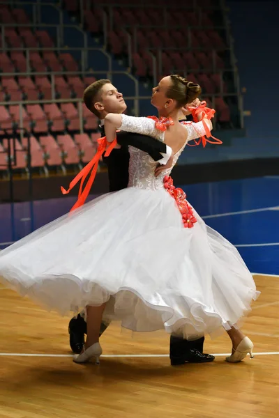 Orenburg, Rússia - 11 de dezembro de 2016: Menina e menino dançando — Fotografia de Stock