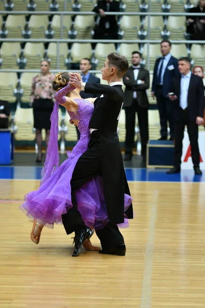 Orenburg, Rusya - 11 Aralık 2016: Kız ve erkek dans