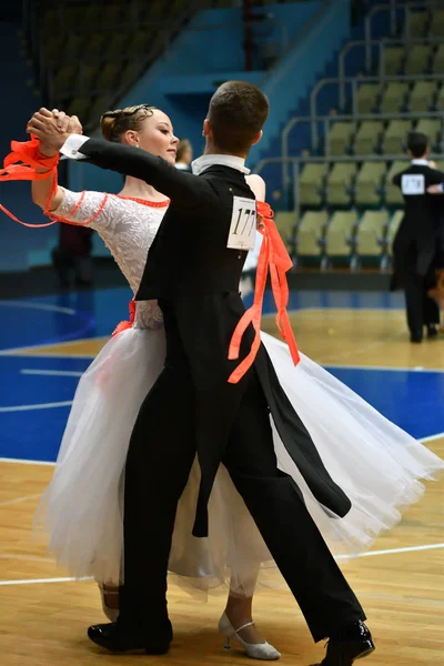 Orenburg, Rússia - 11 de dezembro de 2016: Menina e menino dançando — Fotografia de Stock