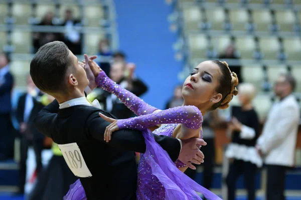 Orenburg, Rusya - 11 Aralık 2016: Kız ve erkek dans