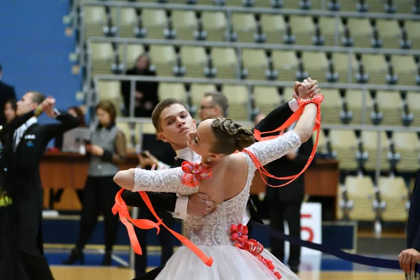 Оренбург, Россия - 11 декабря 2016 г.: танцы девочек и мальчиков — стоковое фото
