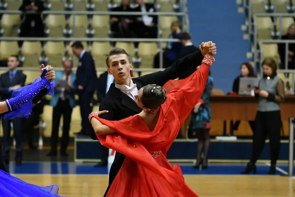 Orenburg, Rusya - 11 Aralık 2016: Kız ve erkek dans