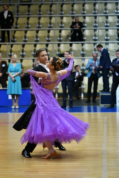 Orenburg, Rusya - 11 Aralık 2016: Kız ve erkek dans