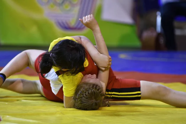 Orenburg, Rosja-5 maja 2017 roku: dziewczyny konkurować w freestyle wrestlingu — Zdjęcie stockowe