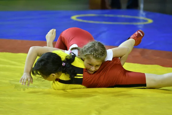 Orenburg, Russia-May 5, 2017 año: Las niñas compiten en la lucha libre — Foto de Stock