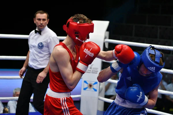 Orenburg, Rússia-7 de maio de 2017 ano: Meninos boxeadores competem — Fotografia de Stock