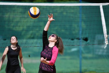 Orenburg, Rusya, 9 -10 Haziran 2017 yıl: plaj voleybolu oynayan kız