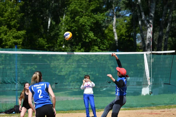 Orenburg, Ryssland, 9 -10 juni 2017 år: flicka spela beachvolley — Stockfoto