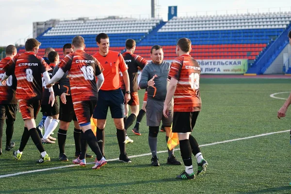 Orenburg, Rosja, 8 czerwca 2017 roku: Zagraj w piłkę nożną mężczyzn — Zdjęcie stockowe