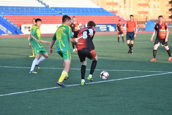 Orenburg, Rusia, 8 Juni 2017: Pria bermain sepak bola — Stok Foto