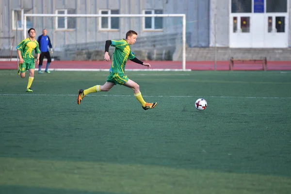 Orenburg, Rusia, 8 de junio de 2017 año: Los hombres juegan fútbol —  Fotos de Stock