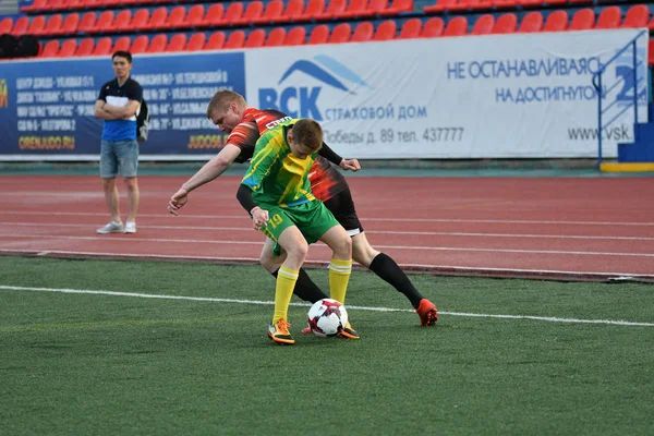 Orenburg, Rusia, 8 de junio de 2017 año: Los hombres juegan fútbol —  Fotos de Stock