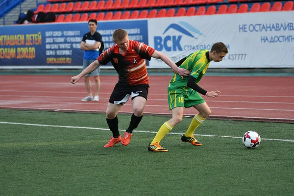 Orenburg, Rusia, 8 de junio de 2017 año: Los hombres juegan fútbol —  Fotos de Stock