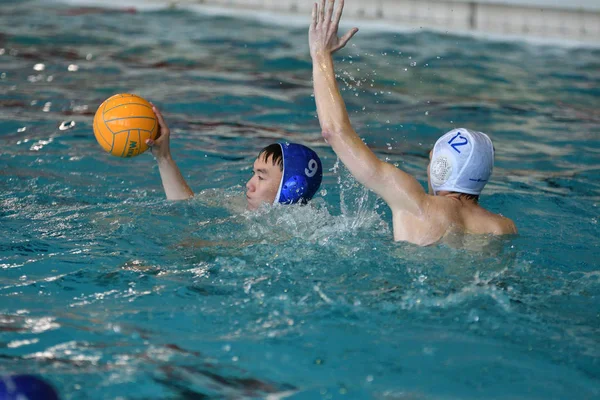 Orenburg, russland-4. Mai 2017 jahre: die jungen spielen im wasserball — Stockfoto