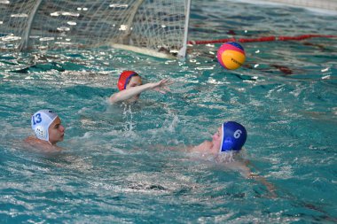 Orenburg, Rusya Federasyonu-Mayıs 4, 2017 yıl: çocuklar su polo oynamak