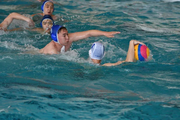 Orenburg, Rusya Federasyonu-Mayıs 4, 2017 yıl: çocuklar su polo oynamak