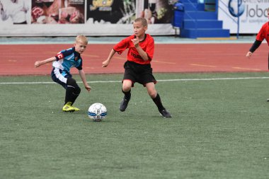 Orenburg, Rusya Federasyonu - 2017 yıl 28, Mayıs: çocuklar futbol oynamak