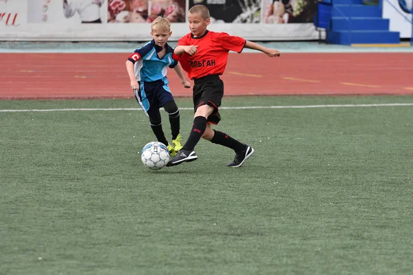 Orenburg, Russia - May 28, 2017 year: The boys play football — Stock Photo, Image