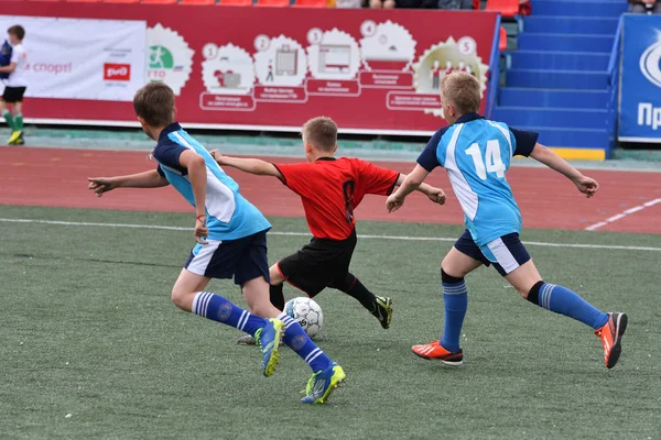 Orenburg, Rusya Federasyonu - 2017 yıl 28, Mayıs: çocuklar futbol oynamak