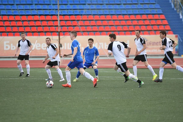 Orenburg, Rusia, 8 de junio de 2017 año: Los hombres juegan fútbol —  Fotos de Stock