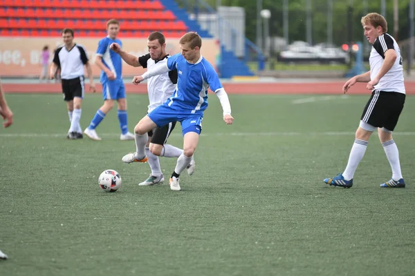 Orenburg, Rússia, 8 Junho de 2017 ano: Homens jogam futebol — Fotografia de Stock