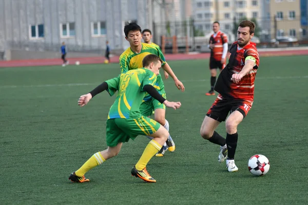 Orenburg, Rusia, 8 de junio de 2017 año: Los hombres juegan fútbol —  Fotos de Stock