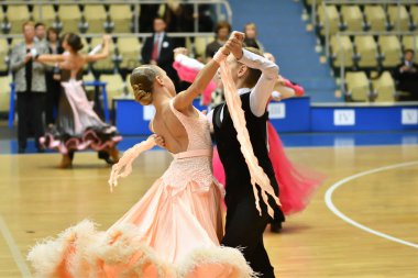 Orenburg, Rusya Federasyonu - 12 Kasım 2016: kız ve erkek dans.
