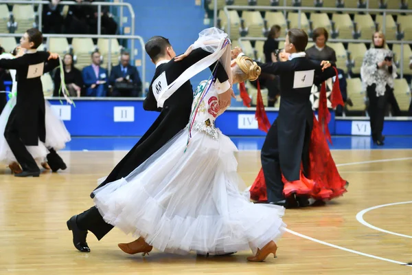 Orenburg, Rússia - 12 de novembro de 2016: Menina e menino dançando . — Fotografia de Stock