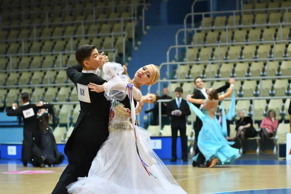 Orenburg, Rússia - 12 de novembro de 2016: Menina e menino dançando . — Fotografia de Stock