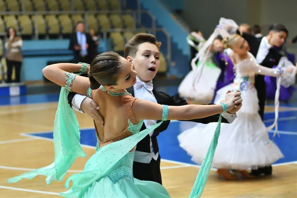 Orenburg, russland - 12. November 2016: Mädchen und Junge tanzen. — Stockfoto