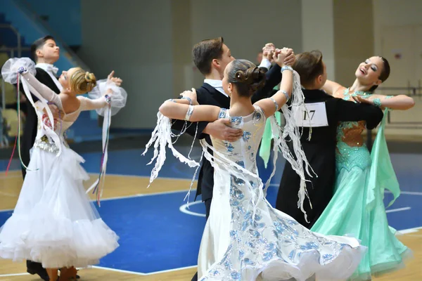 Orenburg, Federacja Rosyjska - 12 listopada 2016: dziewczyna i chłopak, taniec. — Zdjęcie stockowe