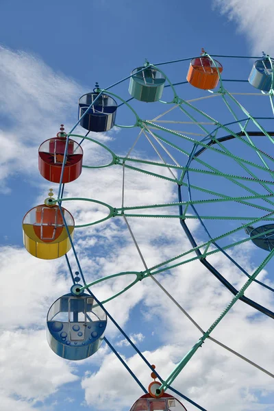 Dönme dolap yaz parkta.