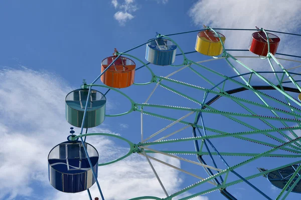 Dönme dolap yaz parkta.